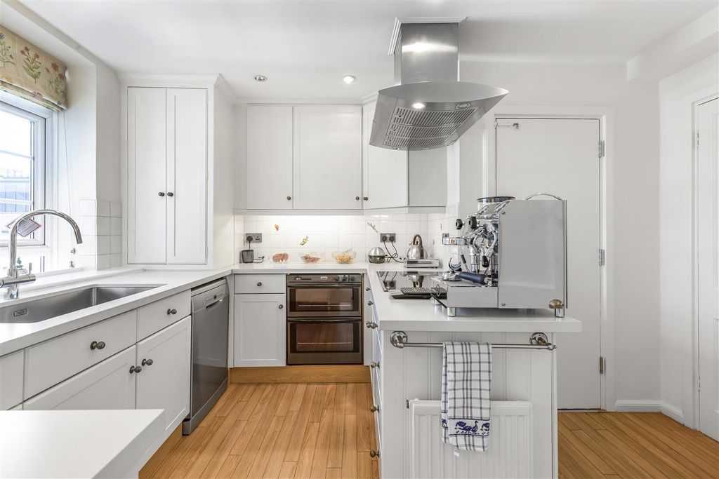 Property photo 2 of 15 Westminster Gardens - Kitchen