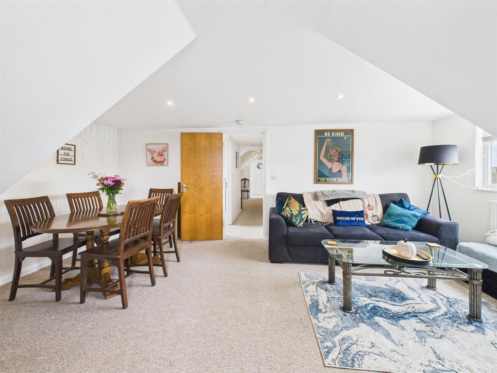 Property photo 3 of 16 Lounge.Jpg