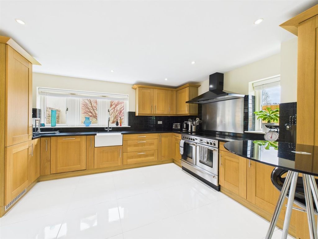 Property photo 3 of 21 Kitchen