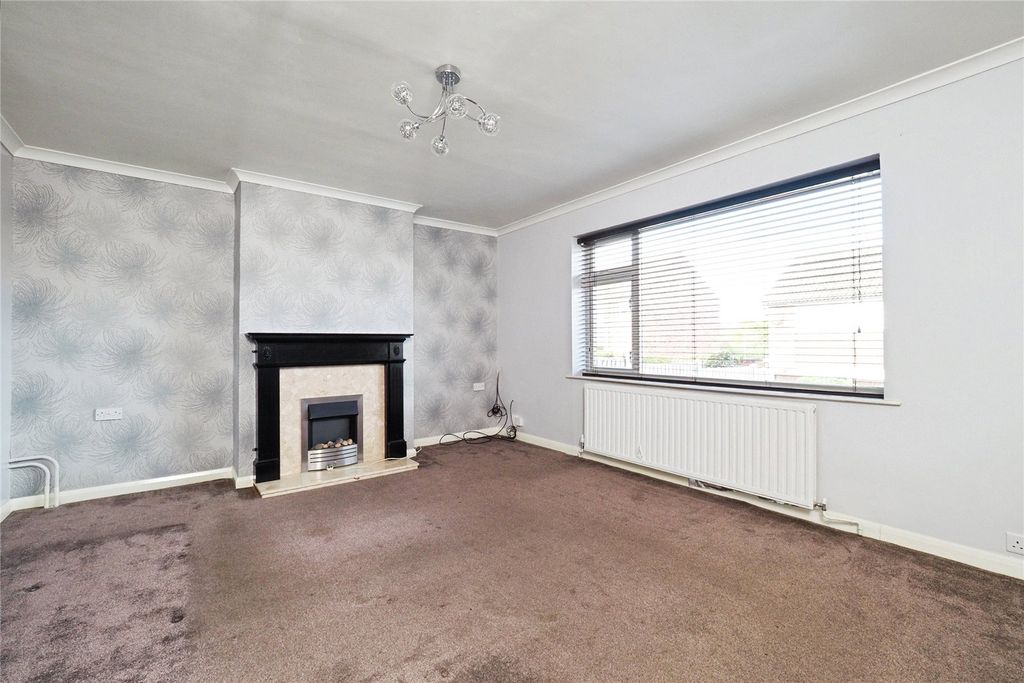 Property photo 3 of 17 Lounge