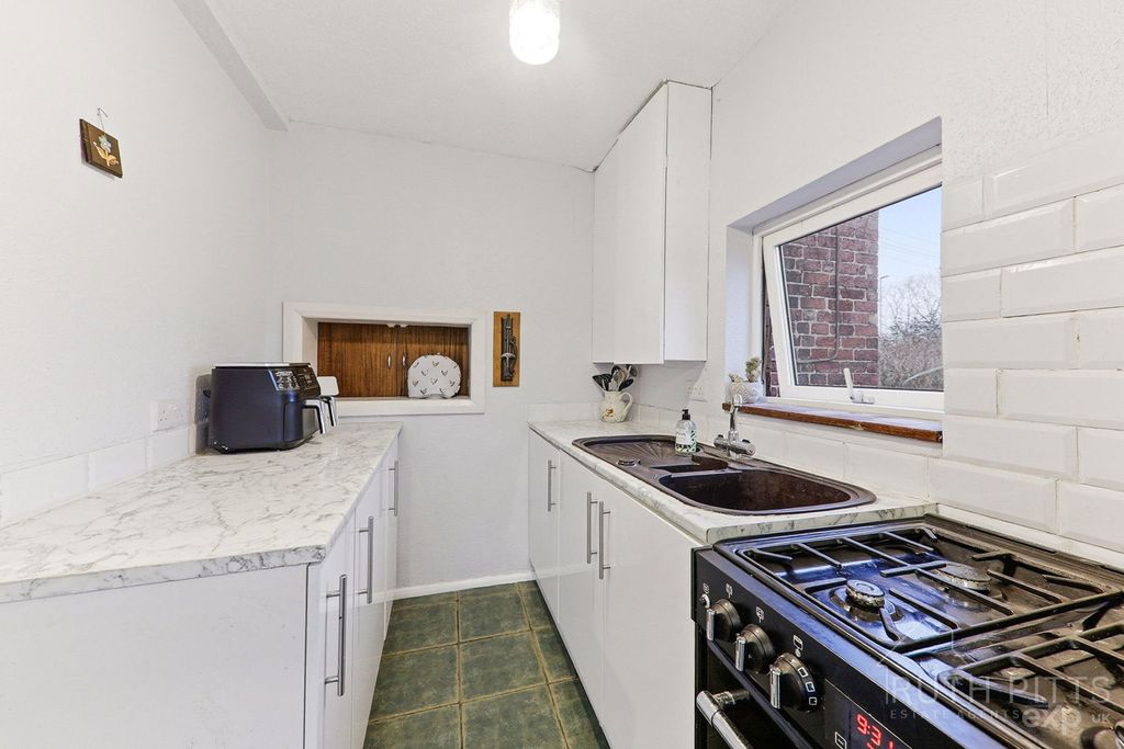 Property photo 2 of 27