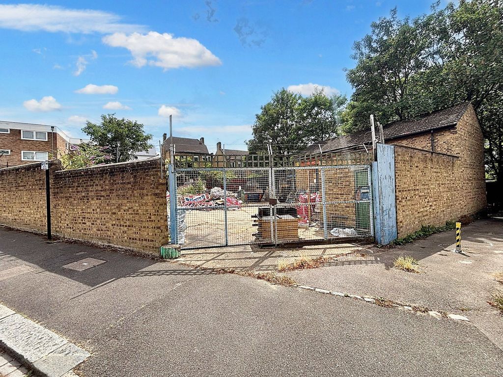 Property photo 3 of 7 Wallwood Rd E11