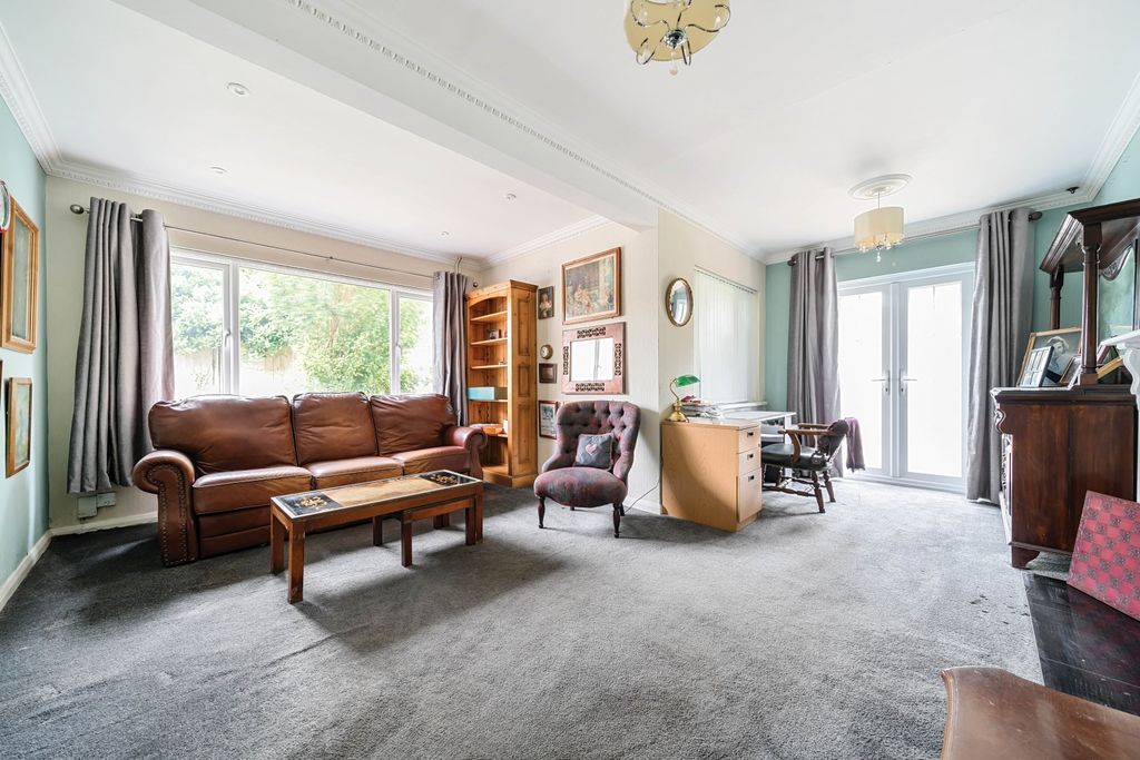 Property photo 2 of 18 Lounge