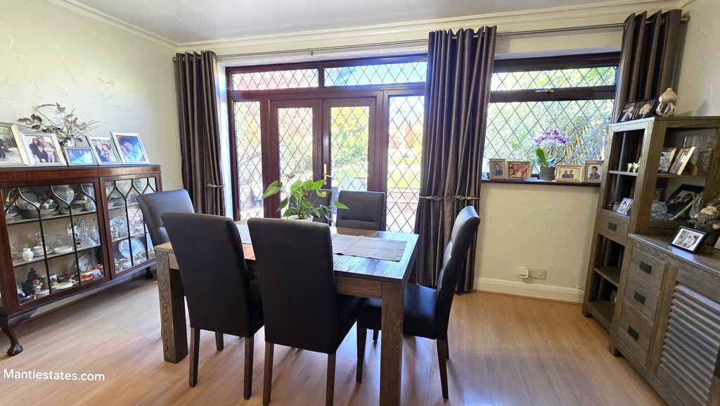 Property photo 3 of 16 Dining Area