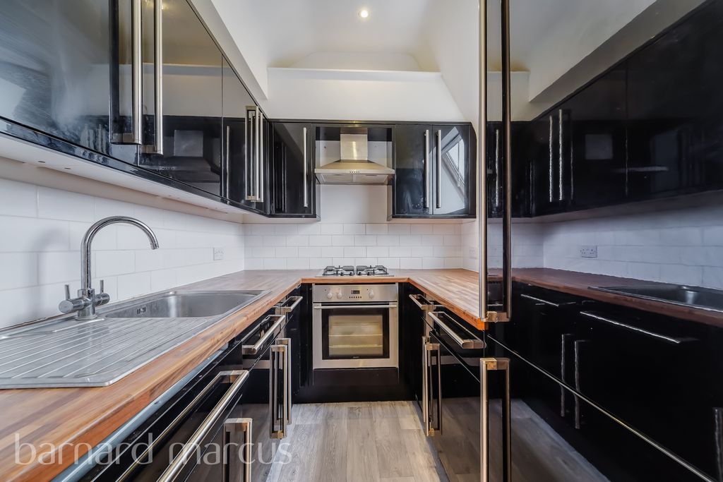 Property photo 2 of 8 Kitchen