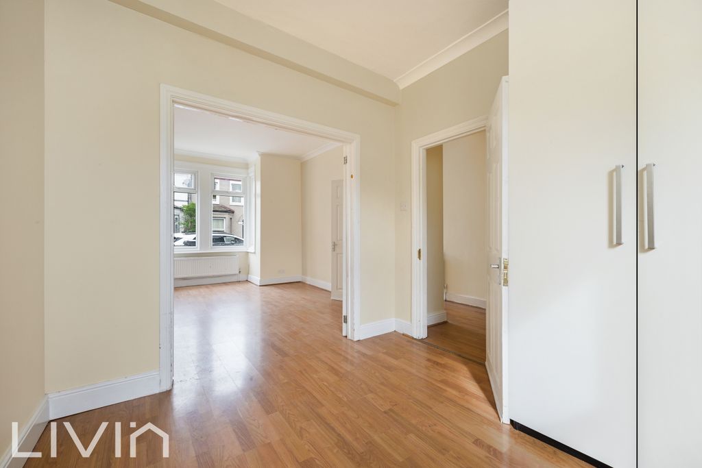 Property photo 3 of 12 Lancing Road (4)