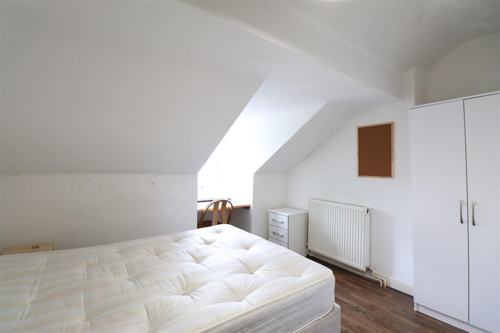 Property photo 2 of 9 Room 3