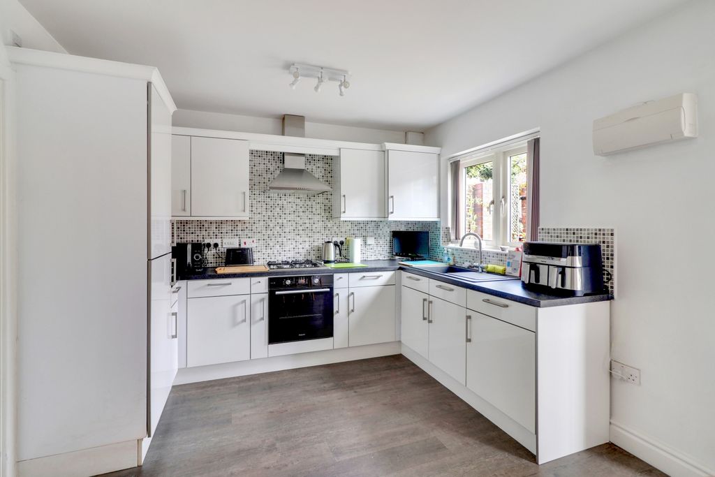 Property photo 3 of 27 Fitted Kitchen