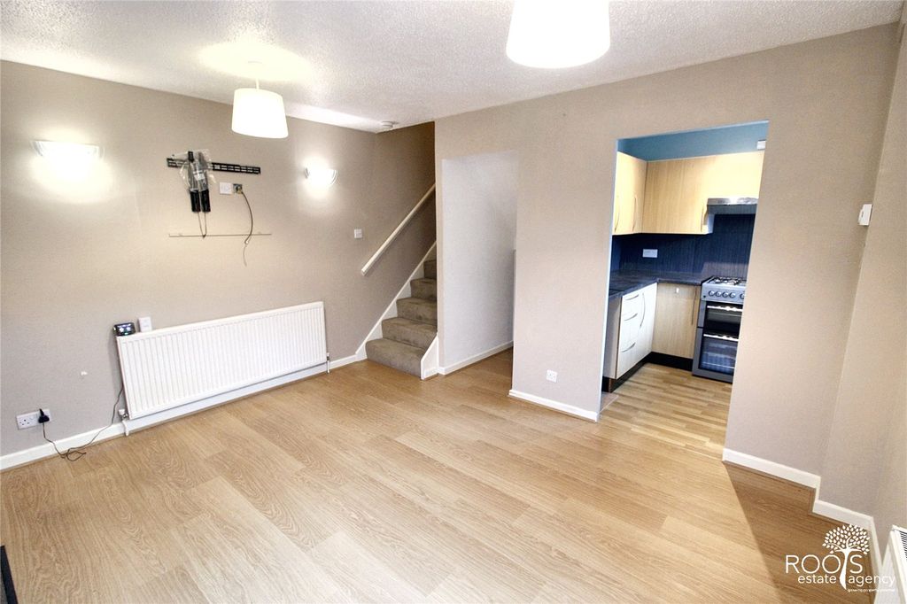 Property photo 3 of 10 Living Space