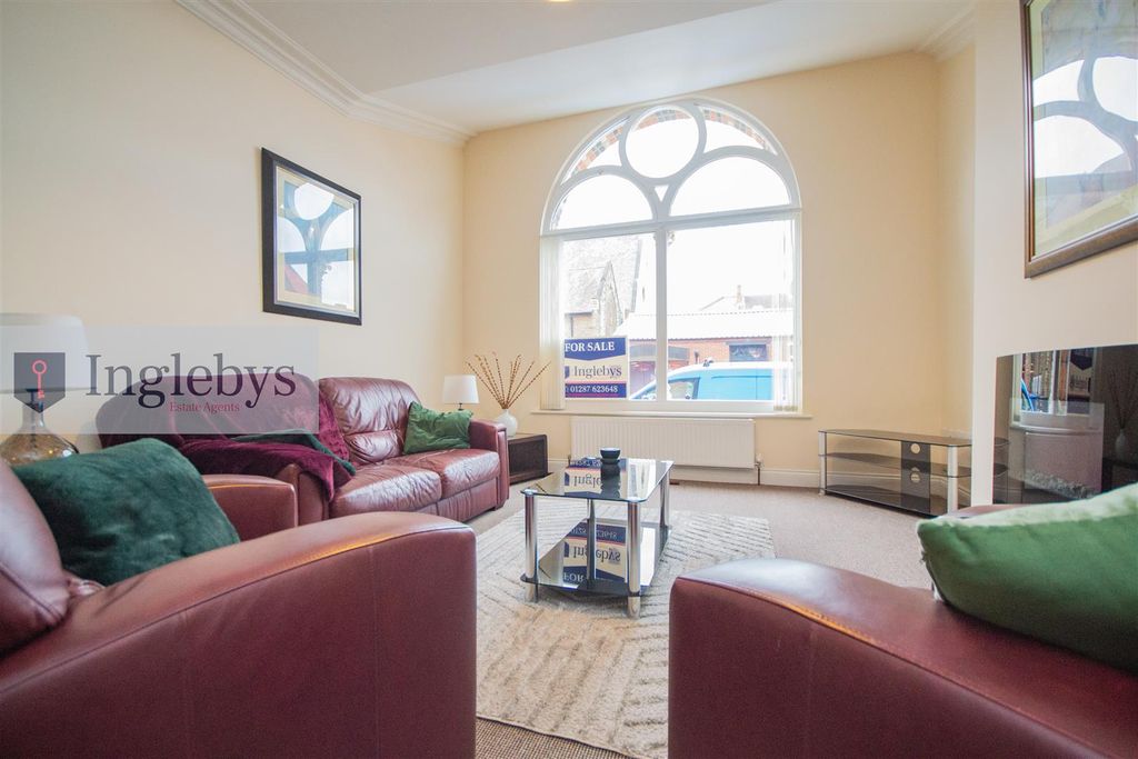 Property photo 3 of 10