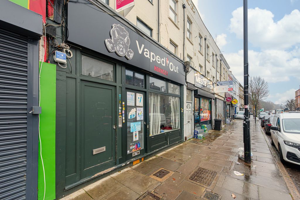 Property photo 2 of 8 Hornsey Road 226-003