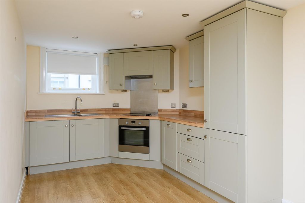 Property photo 2 of 11 Kitchen