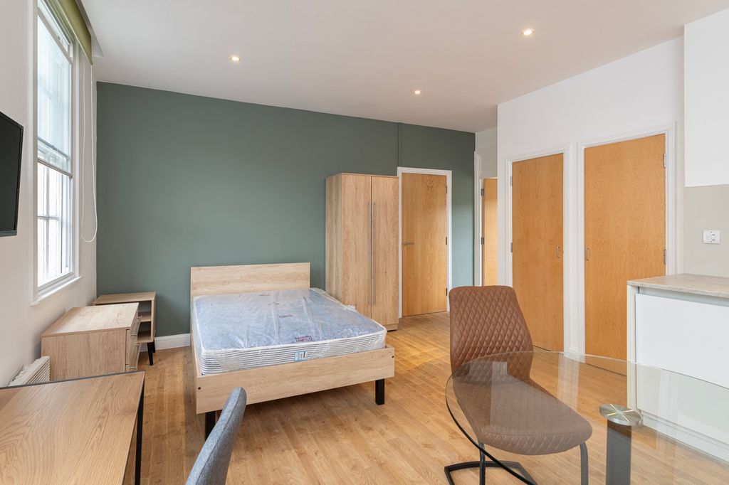 Property photo 3 of 4 A Spacious And Well-Lit Double Bedroom Featuring m...