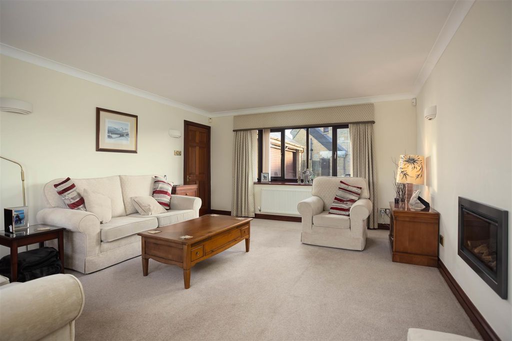 Property photo 3 of 26 00011.Jpg