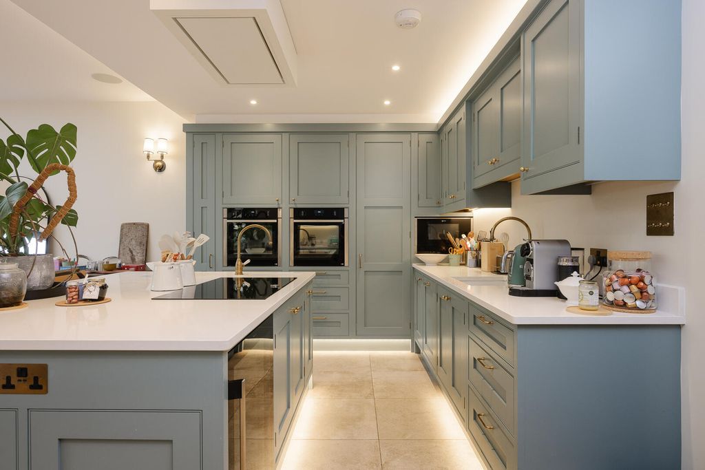 Property photo 2 of 12 Kitchen