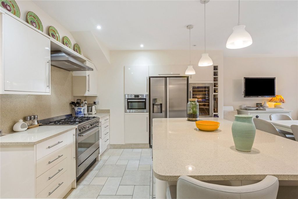 Property photo 3 of 12 Kitchen