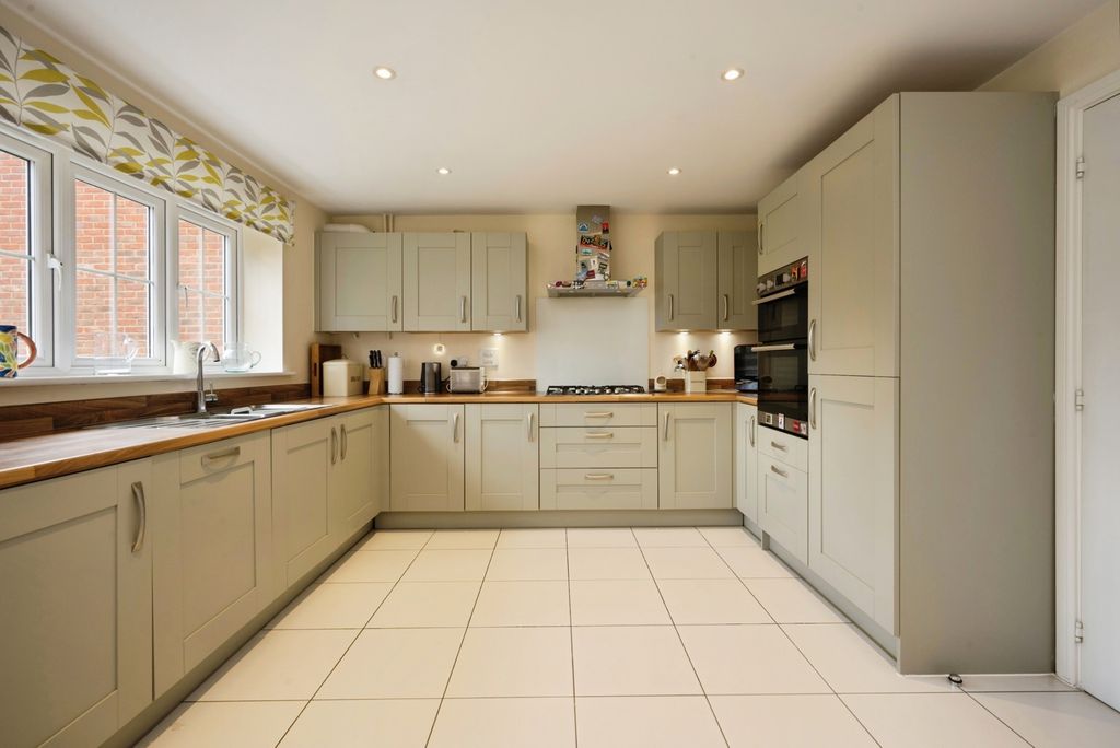 Property photo 3 of 25 Kitchen