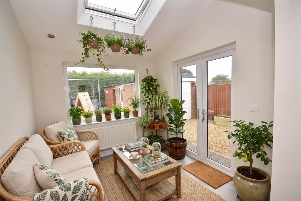 Property photo 3 of 8 Garden Room.Jpg