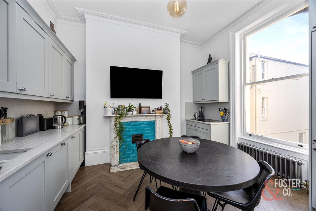 Property photo 3 of 13 Lansdowne Place, 27-010.Jpg