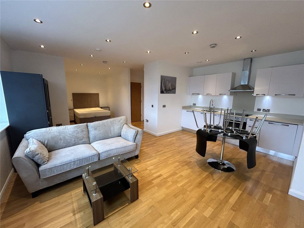 Property photo 2 of 4 Studio