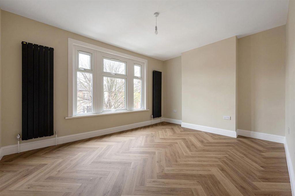 Property photo 2 of 18 Durham Road, E12