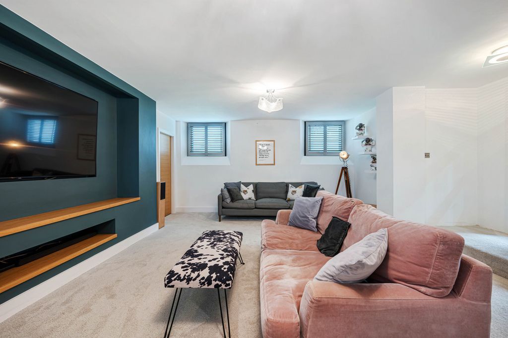 Property photo 2 of 48
