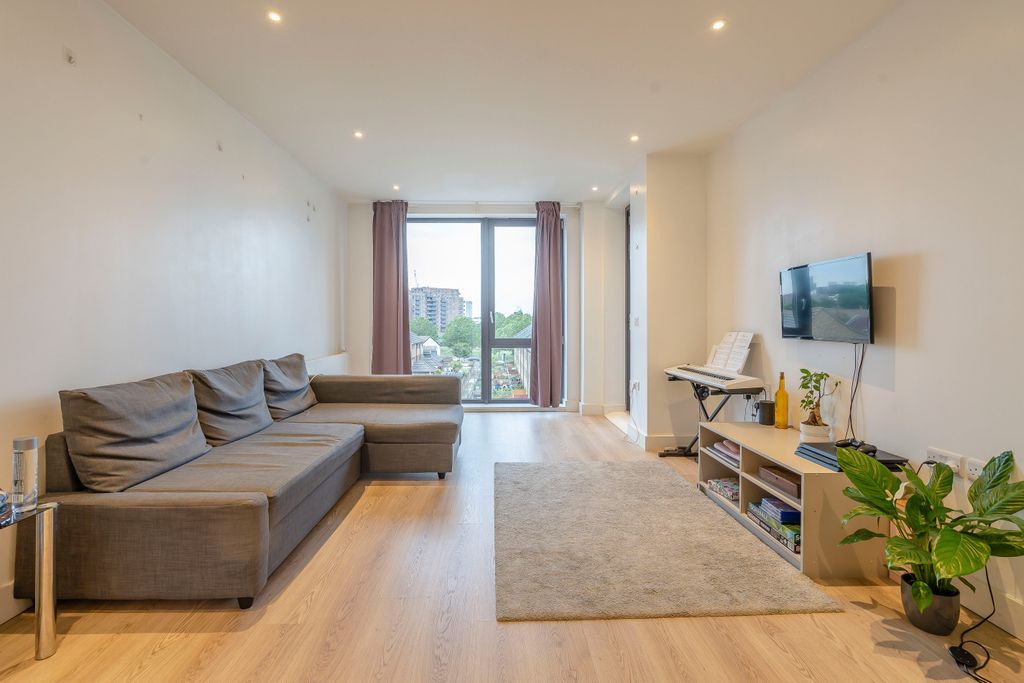 Property photo 3 of 11 8426044-Interior08-800