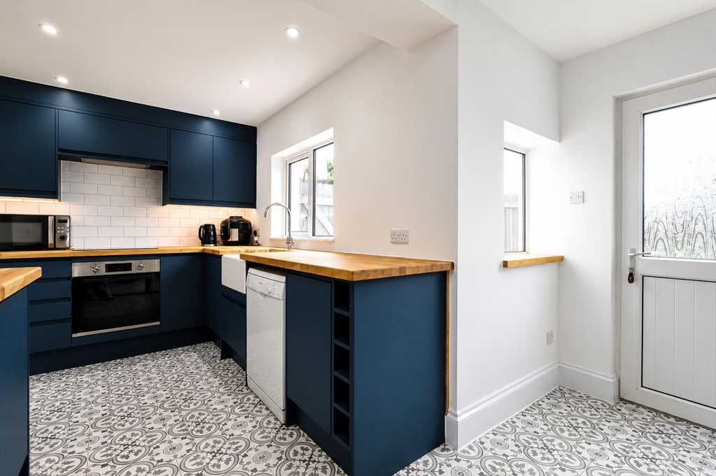 Property photo 3 of 24 Kitchen/Breakfast Room