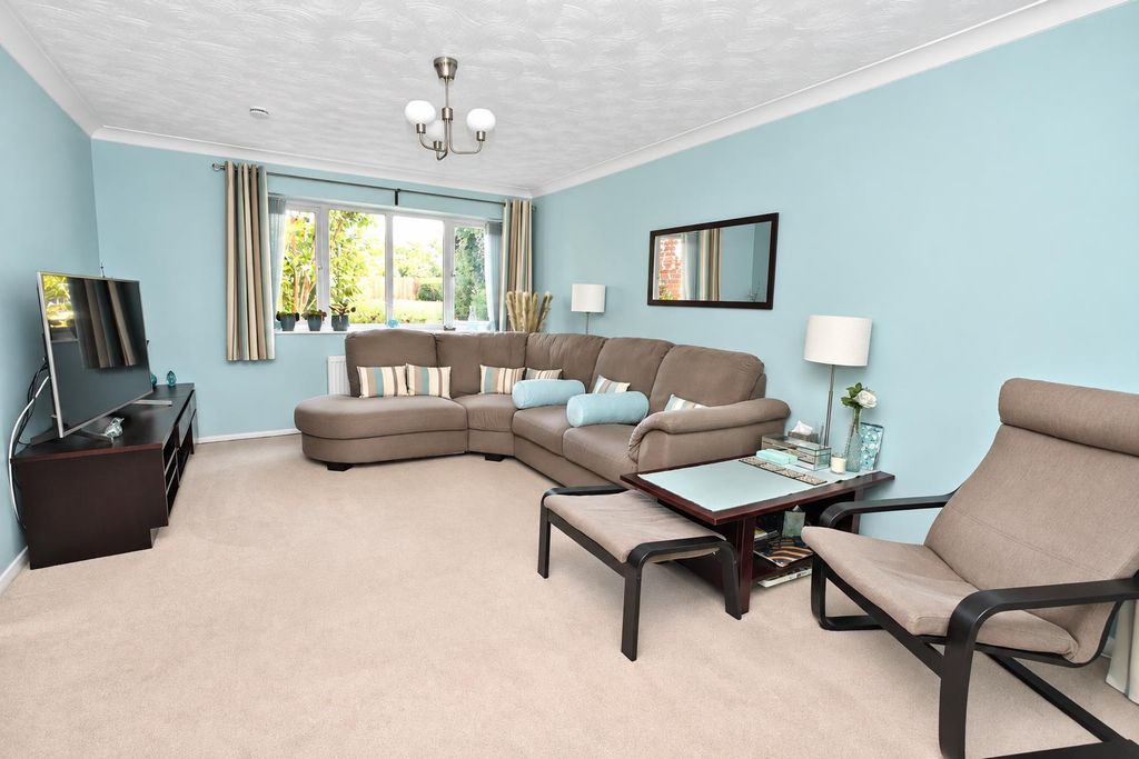 Property photo 3 of 19 Lounge