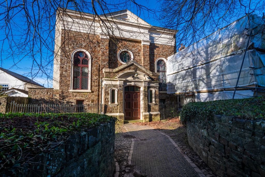 Property photo 1 of 12