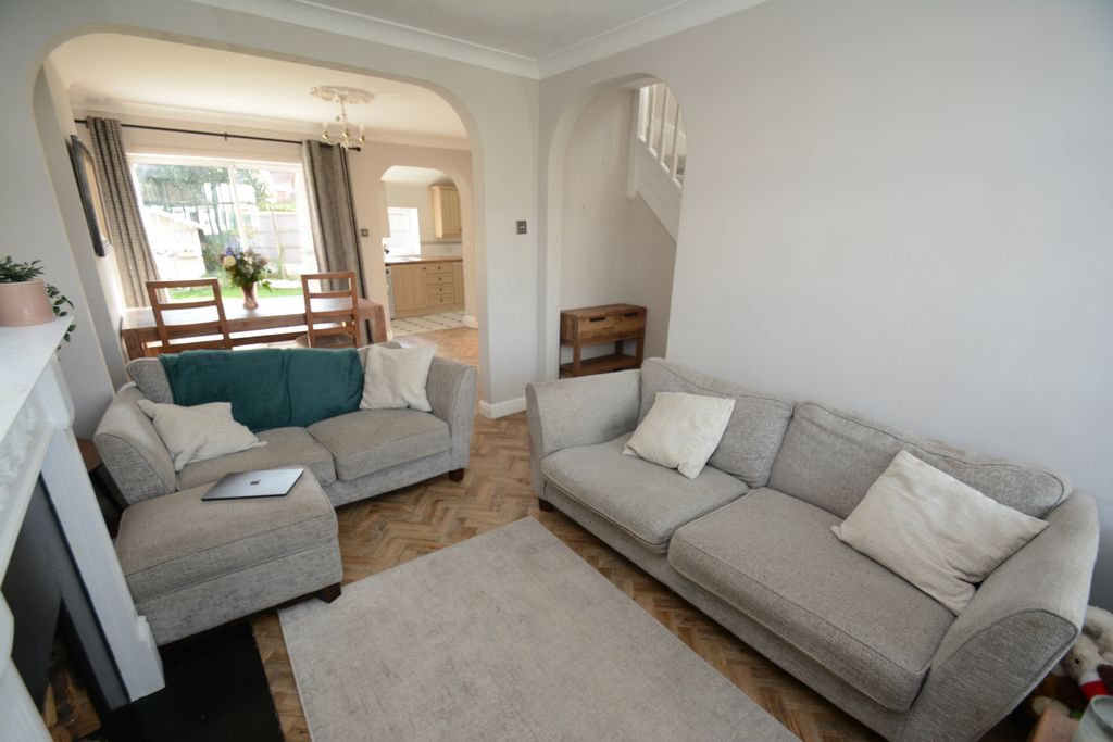 Property photo 3 of 13 Lounge
