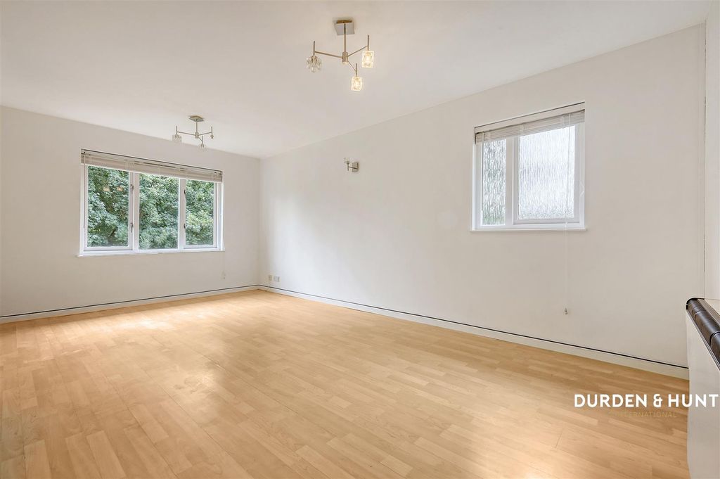 Property photo 2 of 12 Holland Close