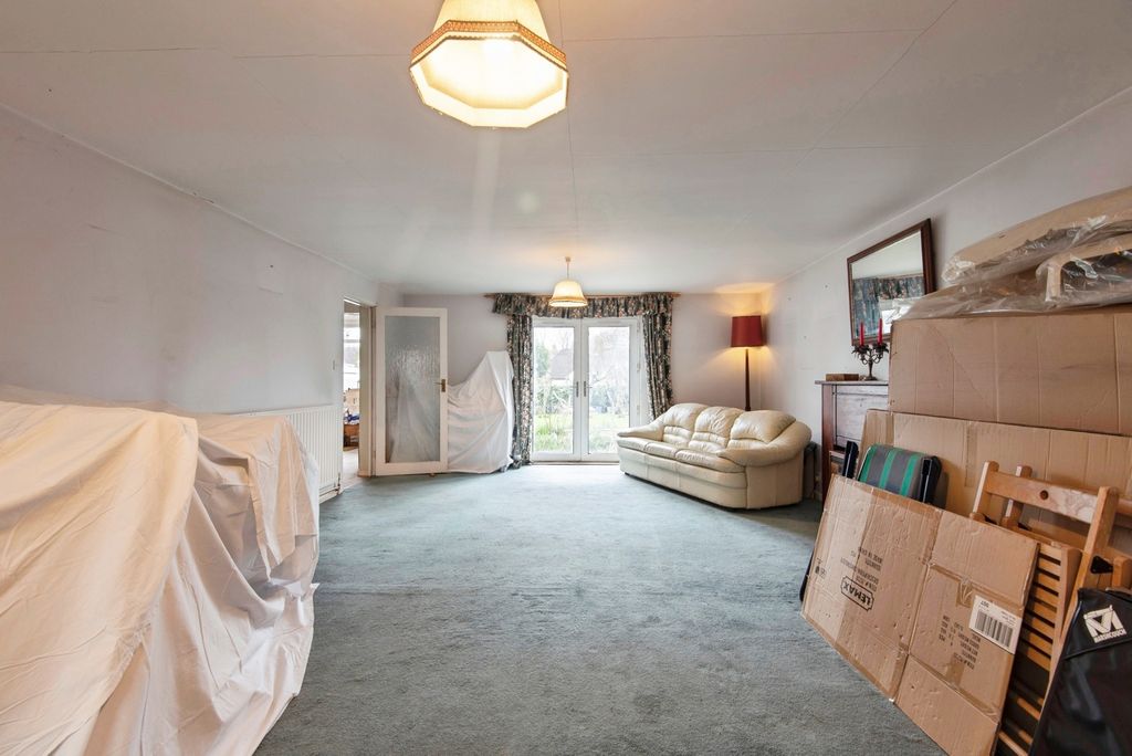 Property photo 3 of 18 Lounge