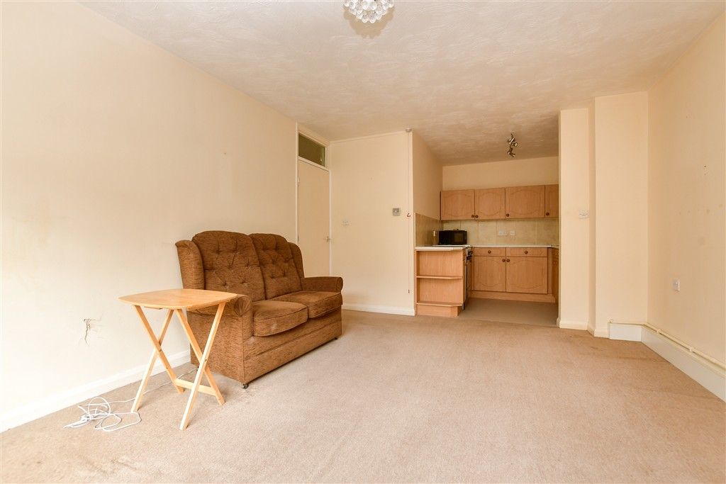 Property photo 3 of 14 Lounge