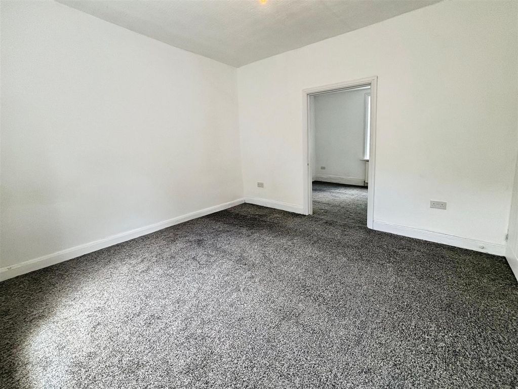 Property photo 3 of 16 Lounge