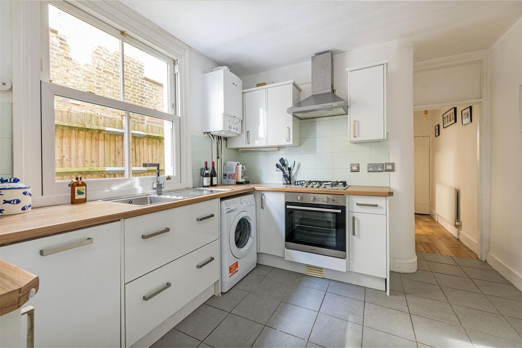 Property photo 2 of 11 5 Lydden Grove Kit 1.Jpg