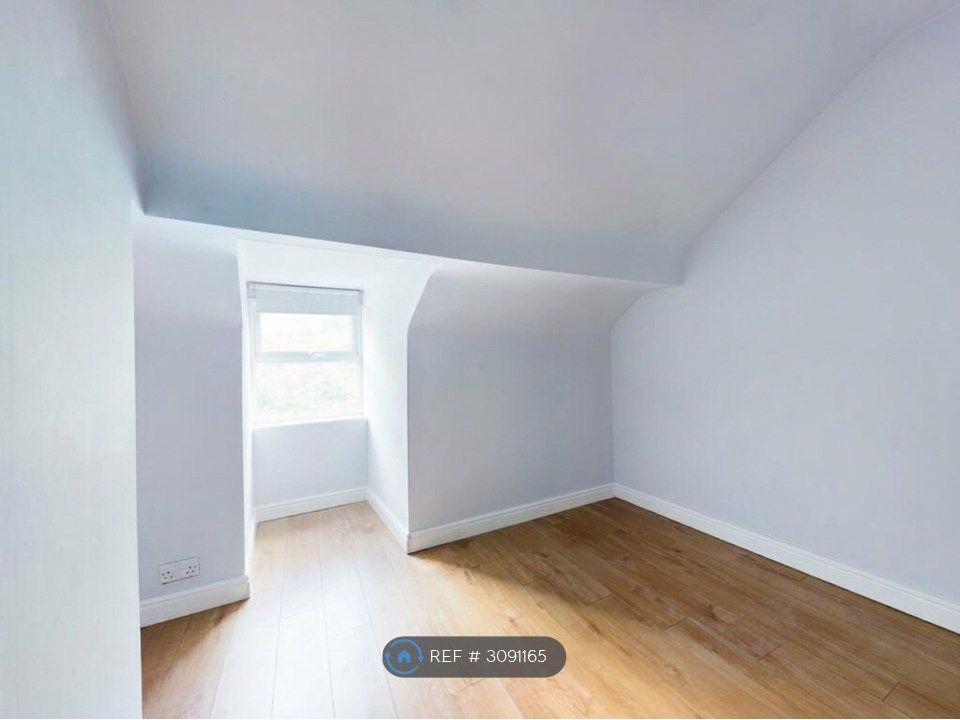 Property photo 3 of 9 Ensuite Bedroom