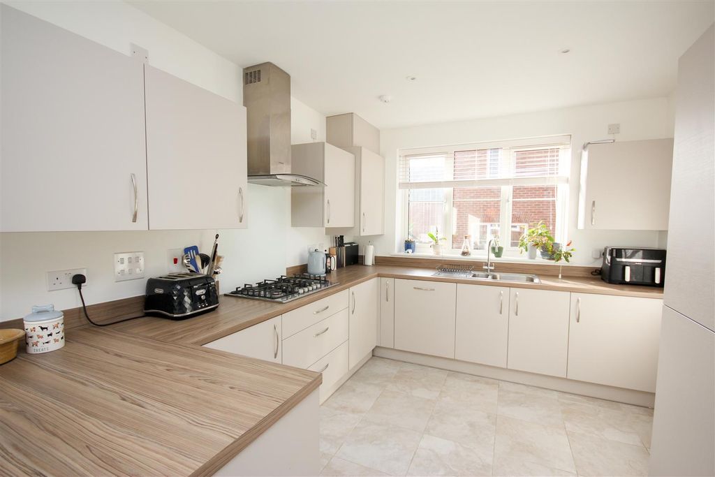 Property photo 3 of 17 Kitchen 1.Jpg