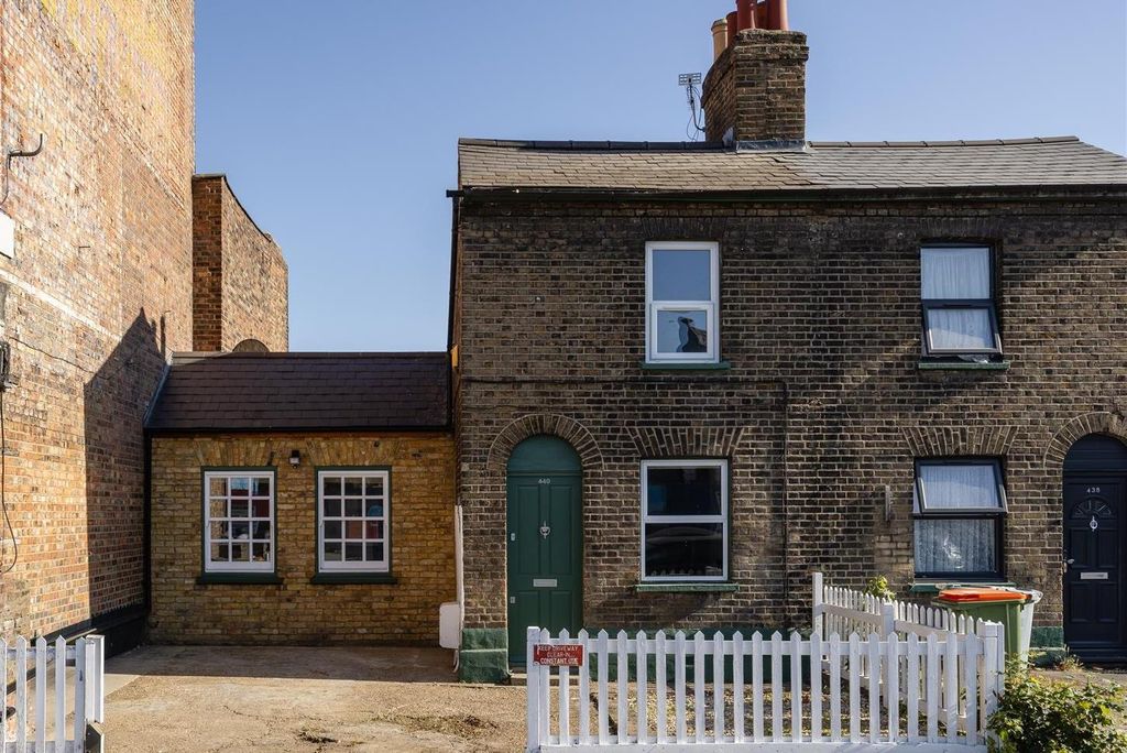 Property photo 1 of 24 Romford Road, E7