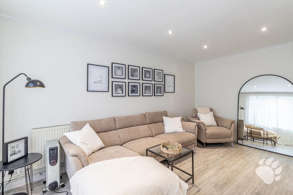 Property photo 3 of 26 Lounge