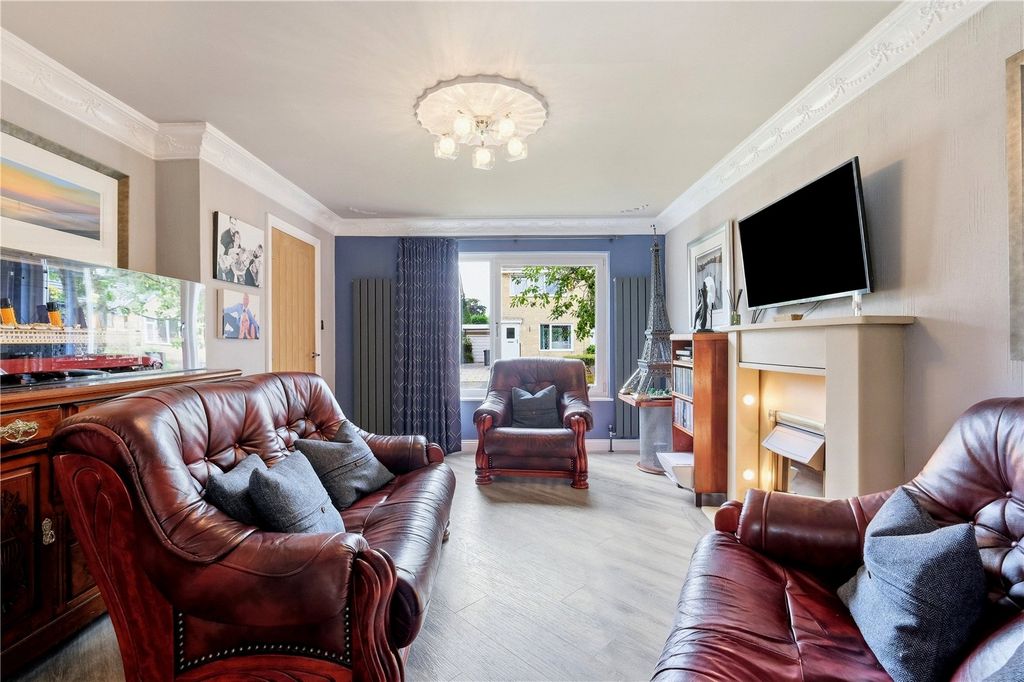 Property photo 3 of 30 Lounge
