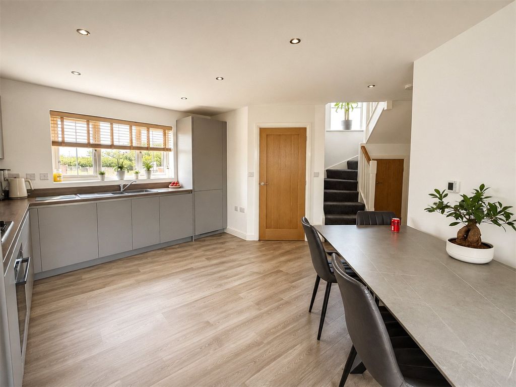 Property photo 3 of 16 Picture No. 12
