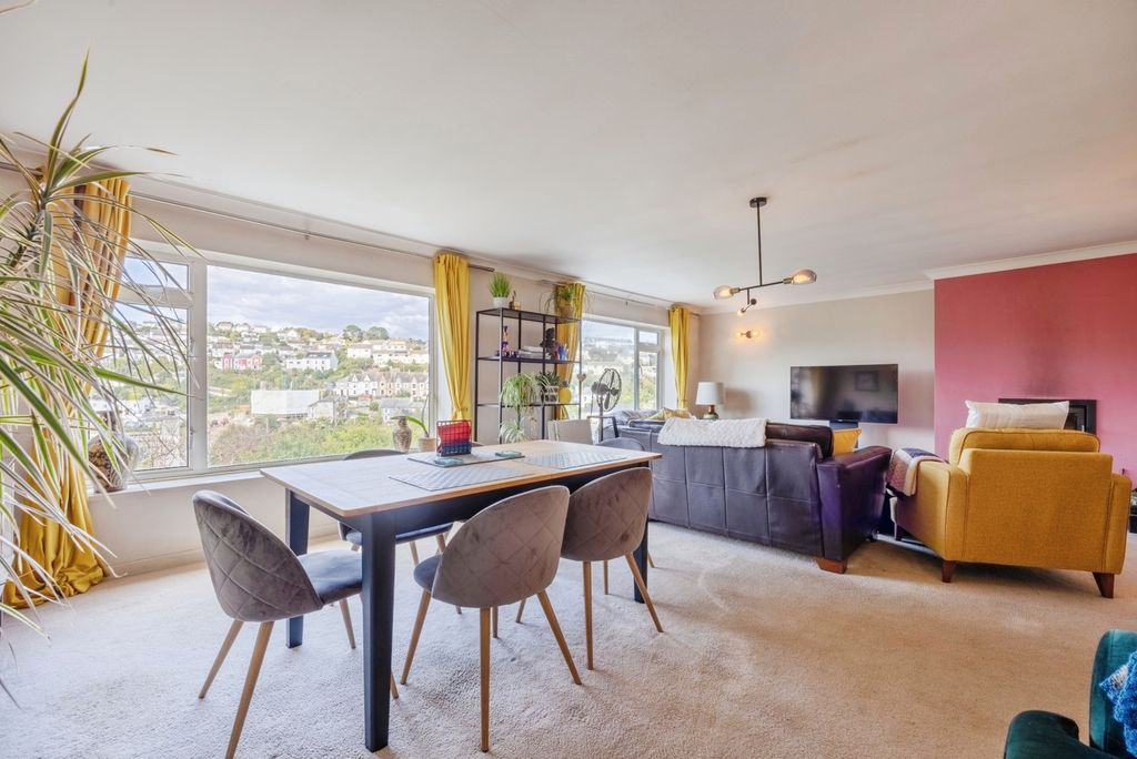 Property photo 3 of 16 Dining Area