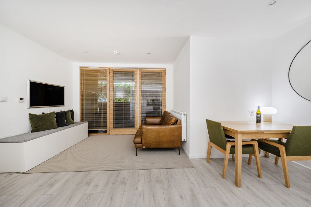 Property photo 2 of 23 1332573-12-6889E4A95A6Bf