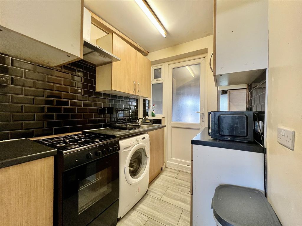 Property photo 2 of 11 Kitchen