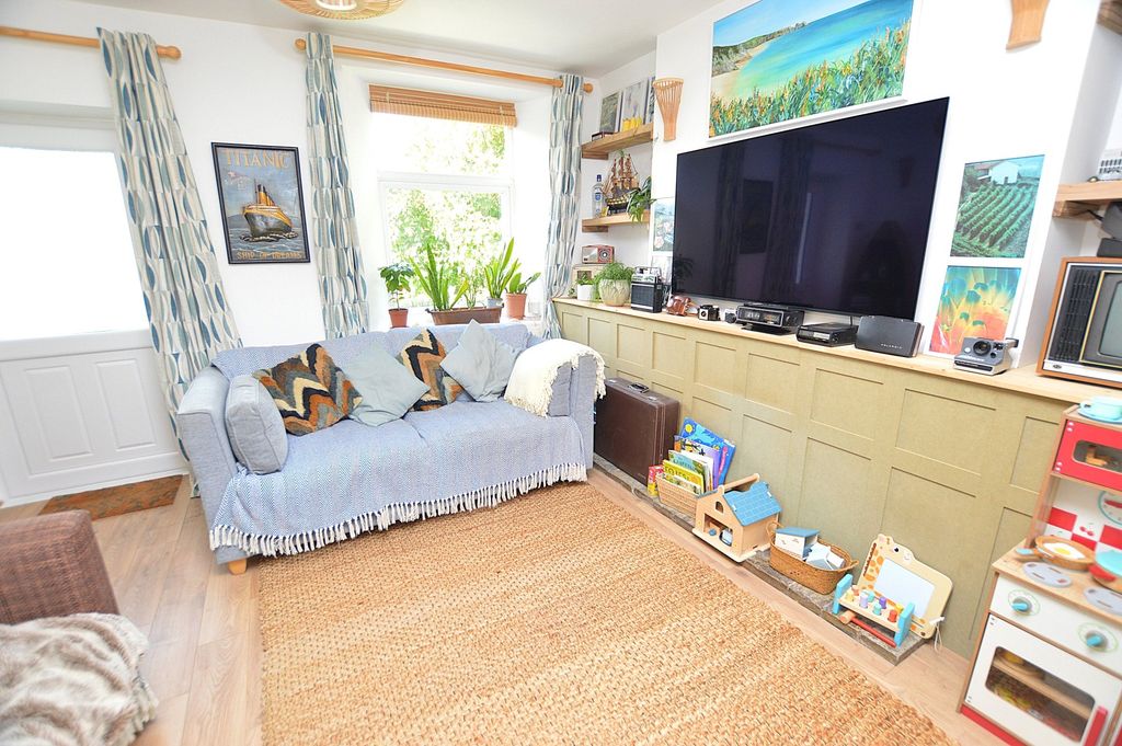 Property photo 2 of 15 Lounge
