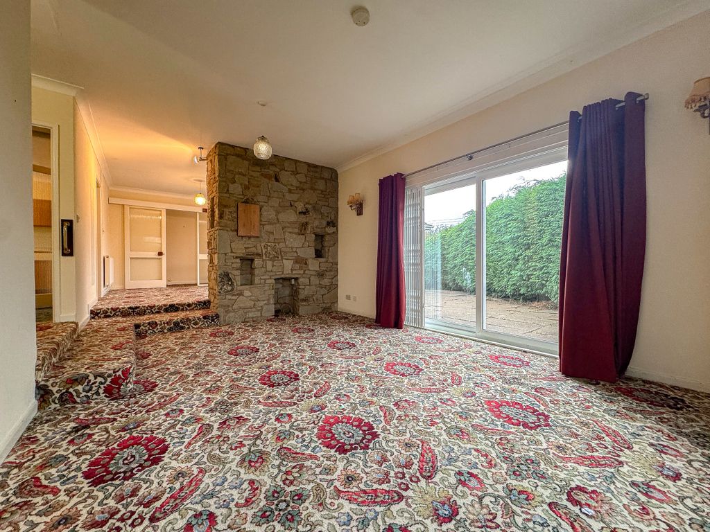 Property photo 2 of 16 Living Room (2)