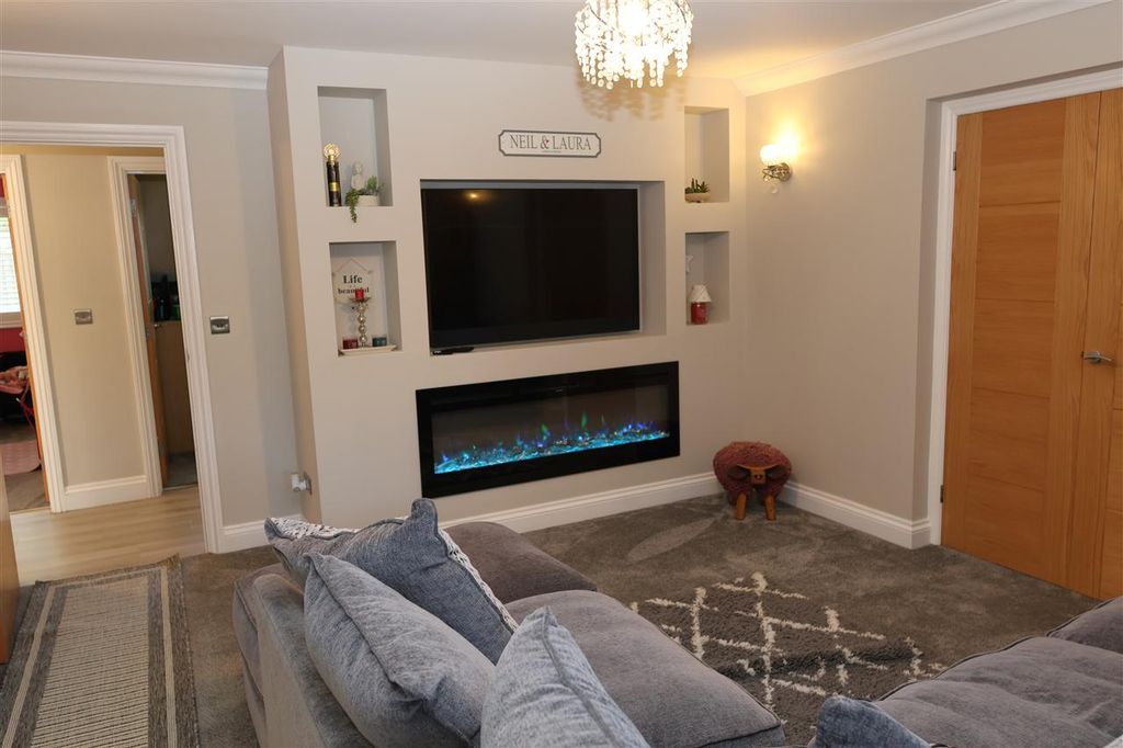 Property photo 3 of 16 Lounge