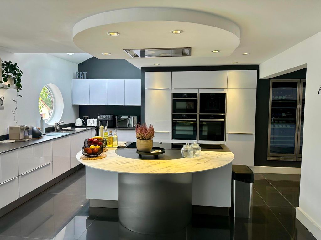 Property photo 2 of 25