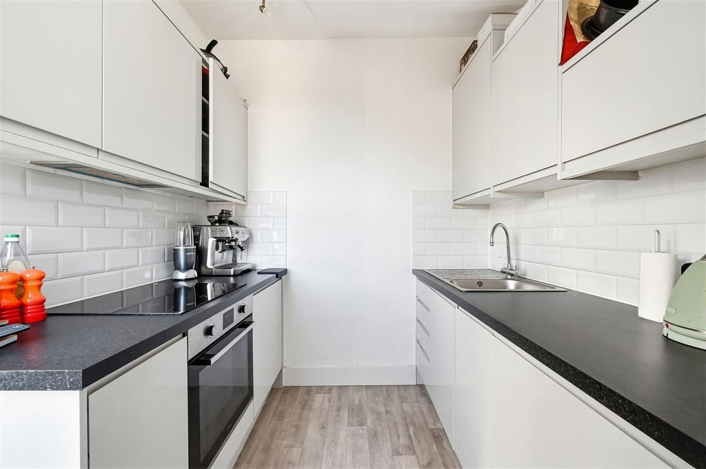 Property photo 3 of 7 Kitchen